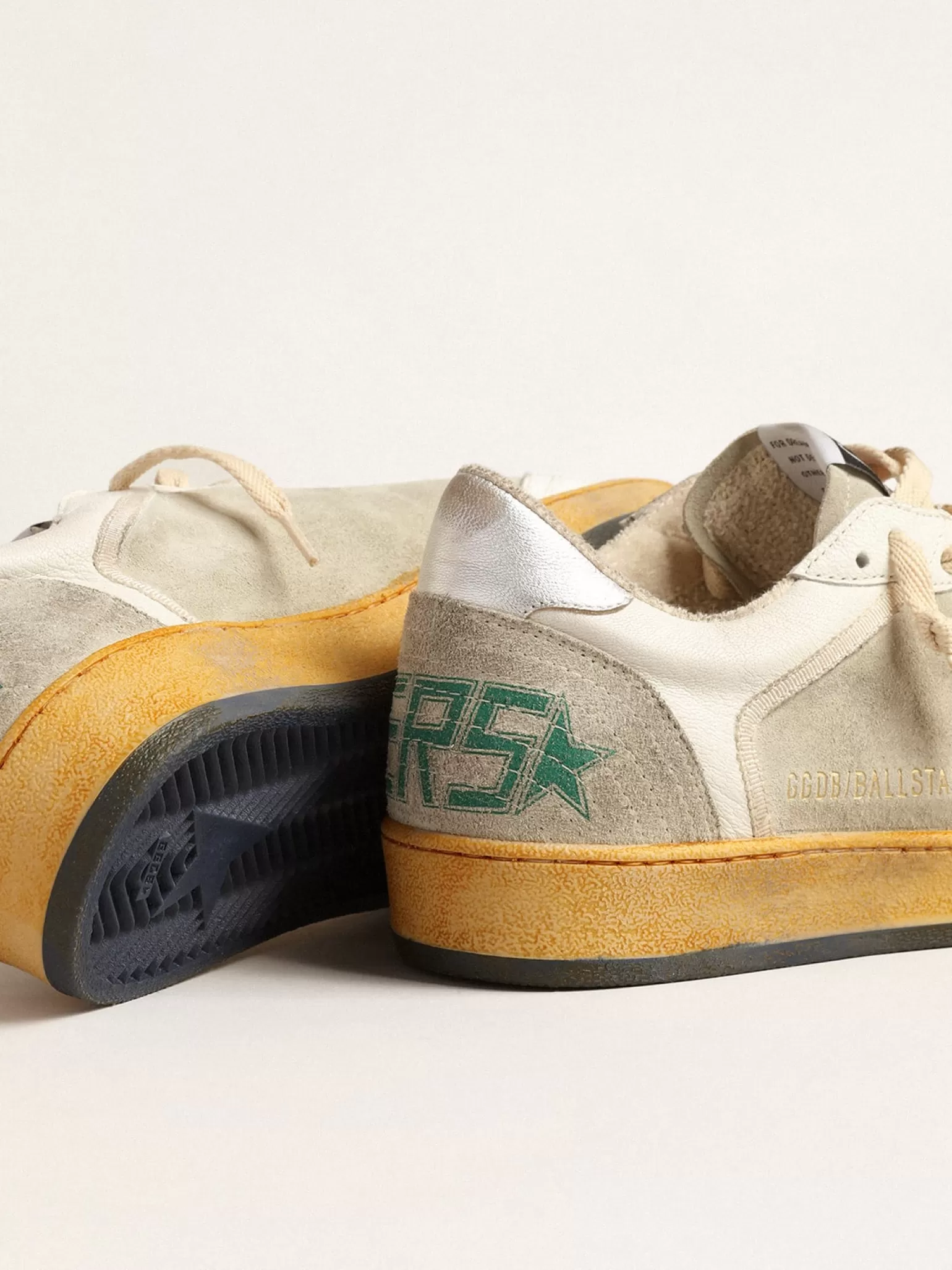 Store Ball Star de suede cinza com estrela vermelha e talão prateado Ball Star