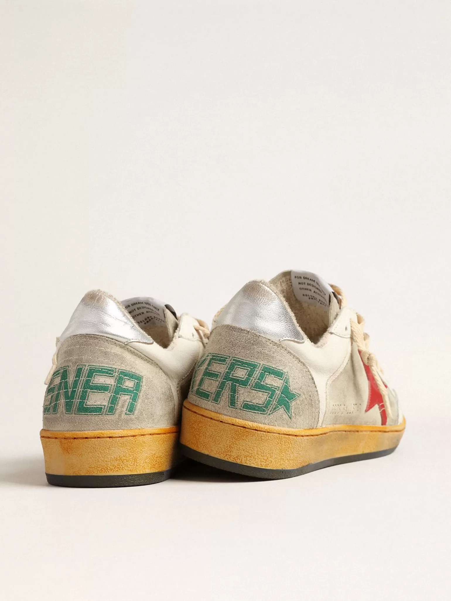 Store Ball Star de suede cinza com estrela vermelha e talão prateado Ball Star