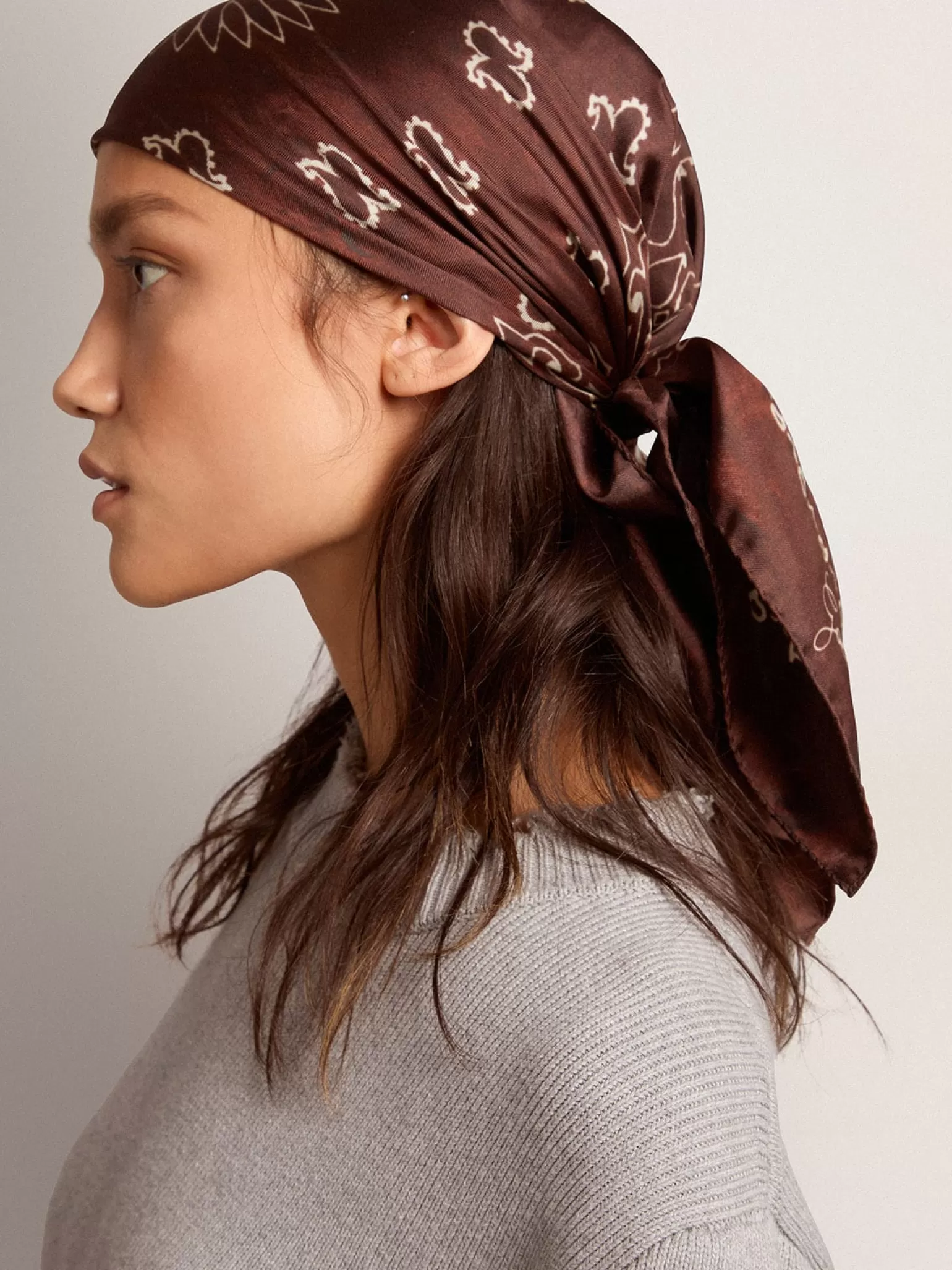 Flash Sale Black-coffee-colored Golden Collection scarf with paisley pattern MULHER Sedas e Echarpes | Beachwear