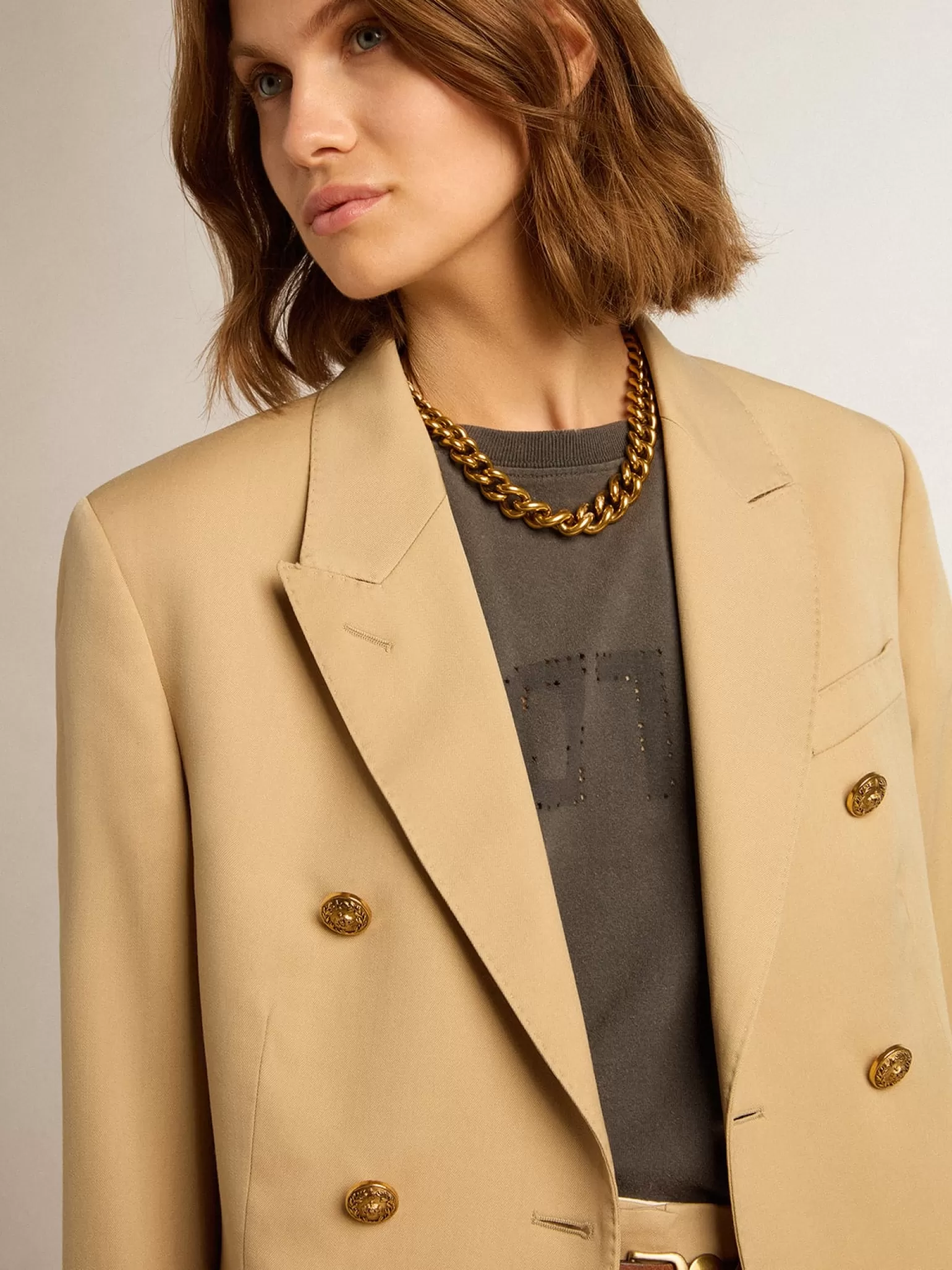 Store Blazer de abotoamento duplo feminino cor areia com botões heráldicos dourados MULHER Blazers