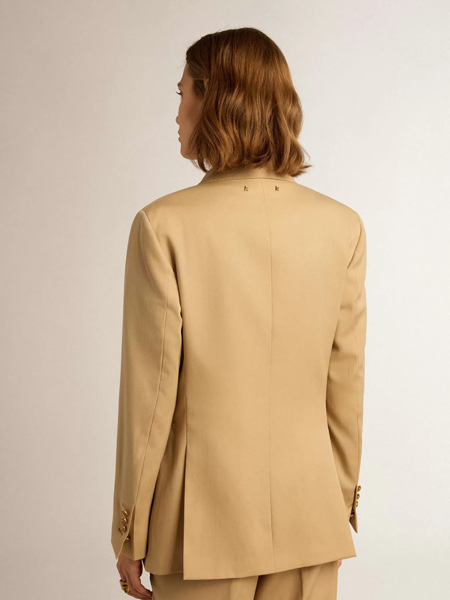 Store Blazer de abotoamento duplo feminino cor areia com botões heráldicos dourados MULHER Blazers