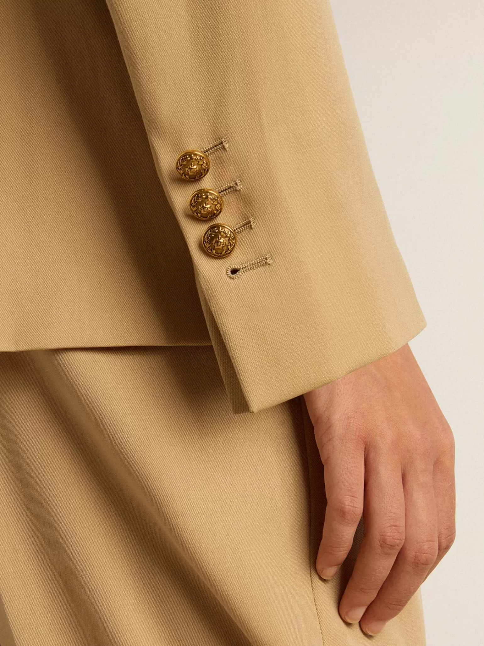 Store Blazer de abotoamento duplo feminino cor areia com botões heráldicos dourados MULHER Blazers