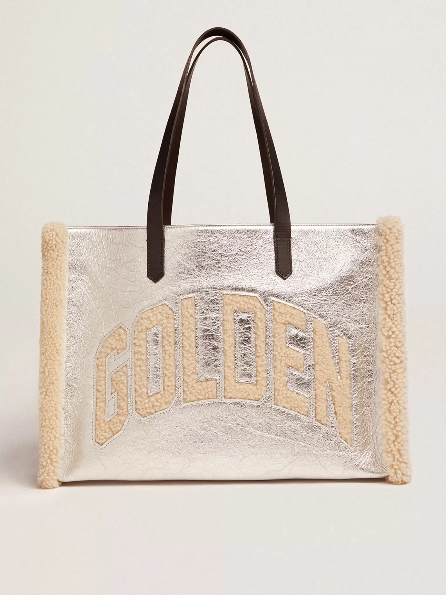 Shop Bolsa California feminina East-West de couro prateado e inserções de lã MULHER Bolsas de ombro | Bolsas de mão
