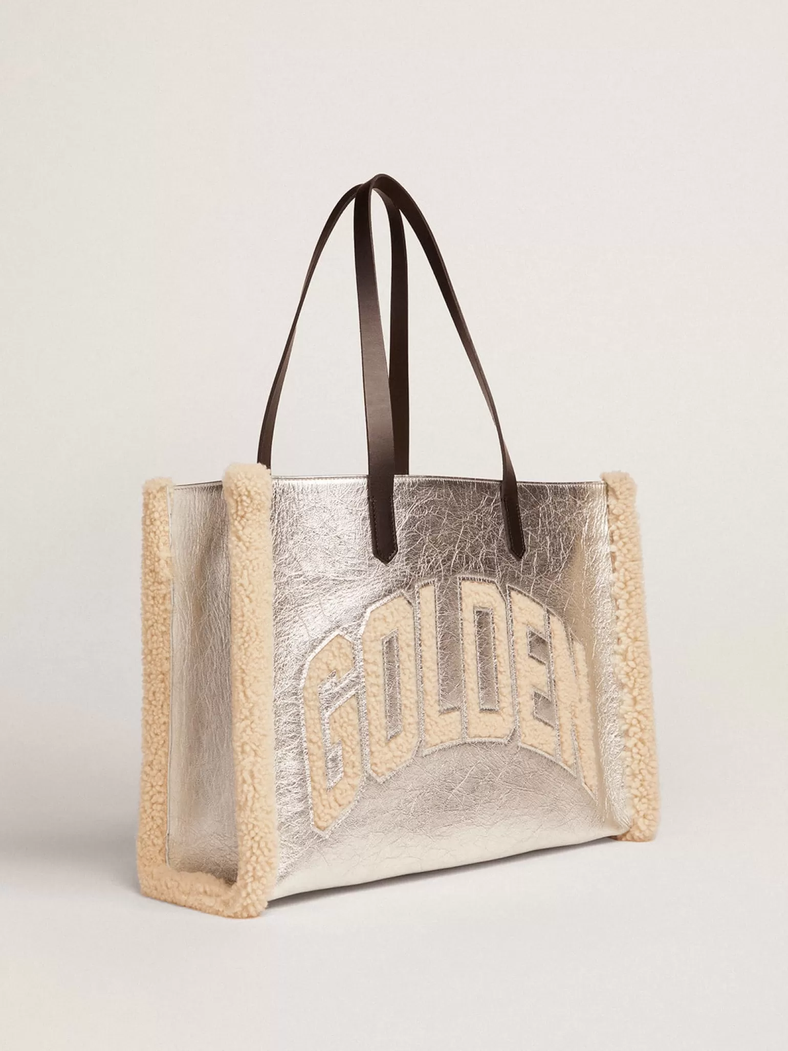 Shop Bolsa California feminina East-West de couro prateado e inserções de lã MULHER Bolsas de ombro | Bolsas de mão