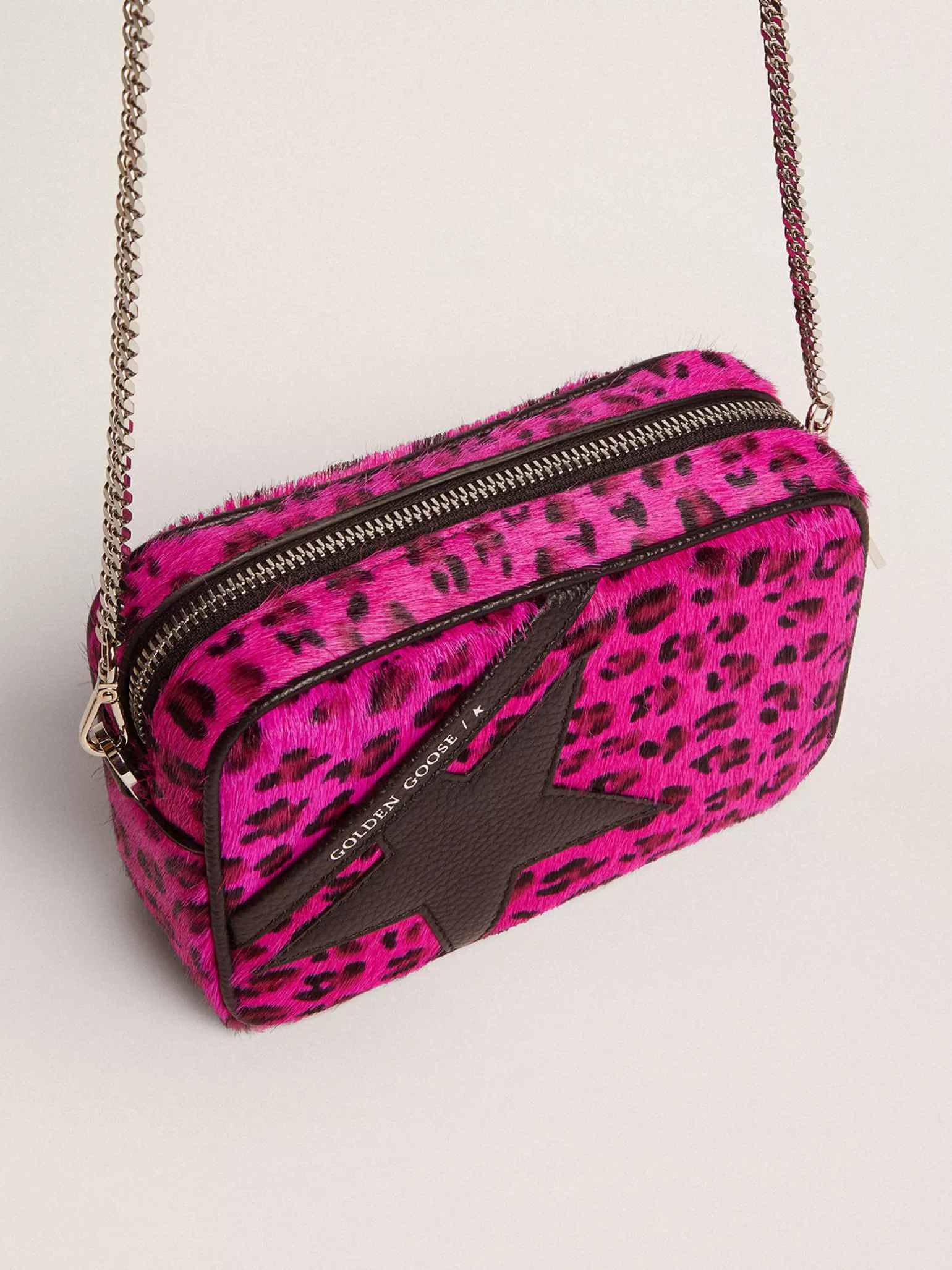 Shop Bolsa Mini Star de couro cavalinho com estampa de leopardo fúcsia e estrela de couro preta MULHER Minibolsas | Bolsas tiracolo
