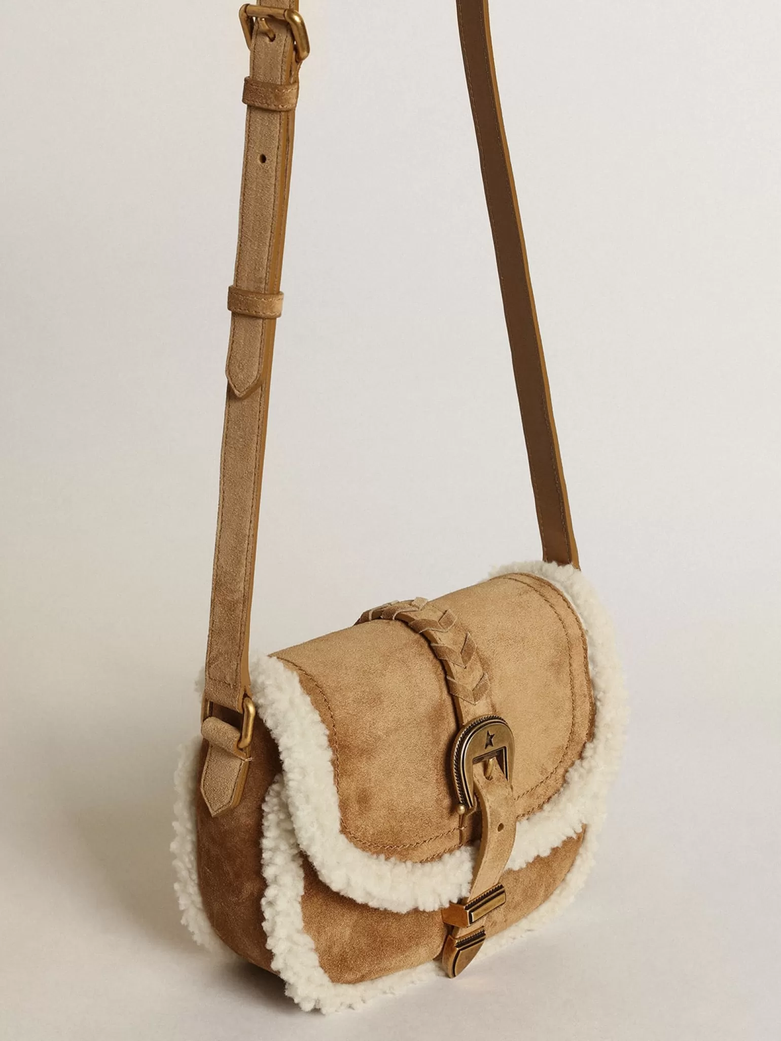 Outlet Bolsa Rodeo feminina de suede com detalhes de shearling MULHER Bolsas tiracolo