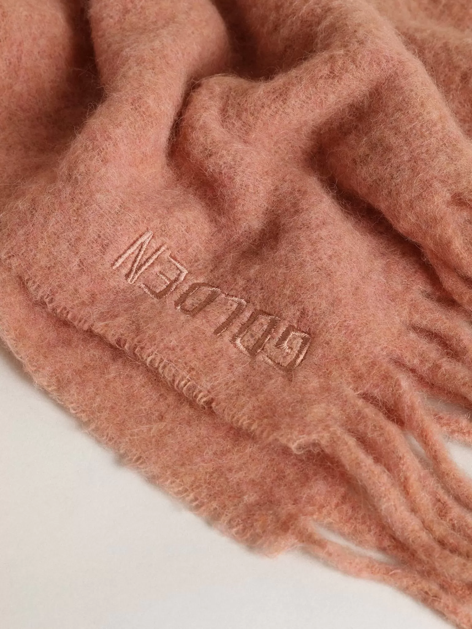 Outlet Cachecol de lã rosa pálido com franjas e inscrição Golden MULHER Sedas e Echarpes | Sedas e Echarpes