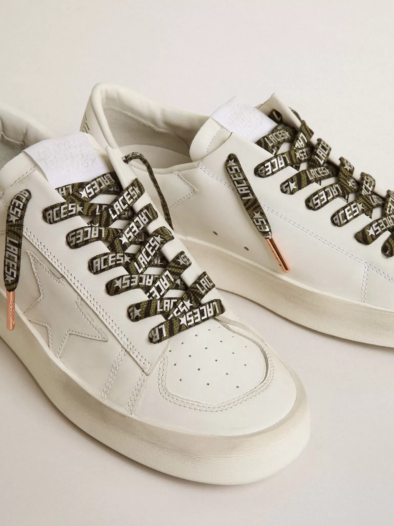Sale Cadarços com estampa de zebra verde e preto com escritas Laces prateadas em contraste MULHER Cadarços | Cadarços