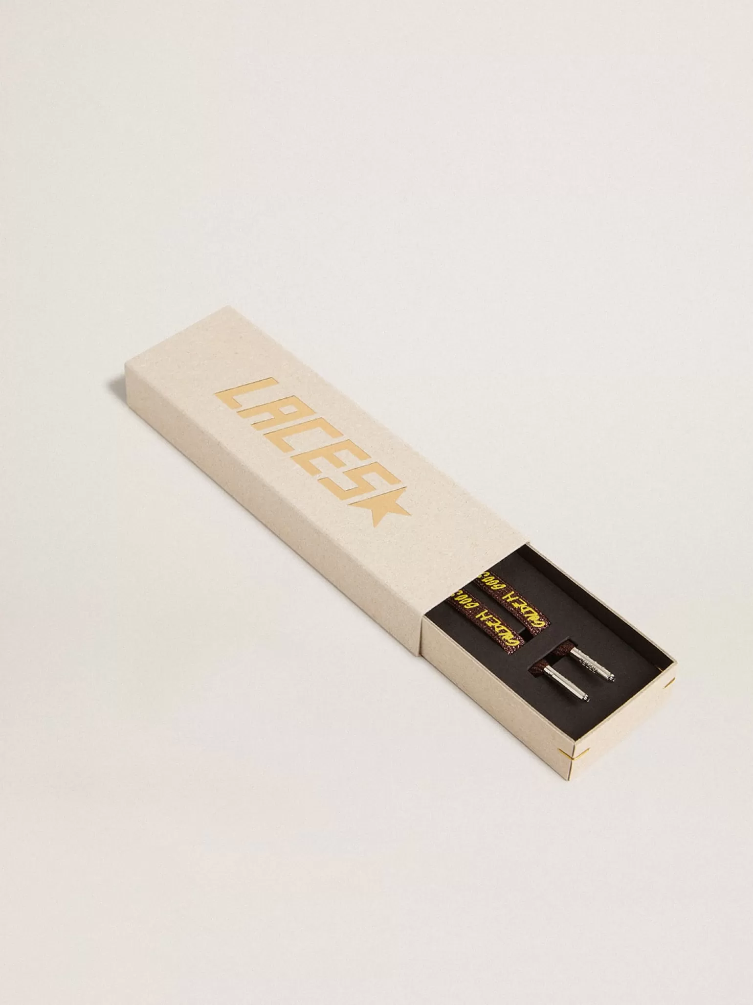 Discount Cadarços de glitter bordô com escrita amarela / VCE em contraste MULHER Cadarços | Cadarços