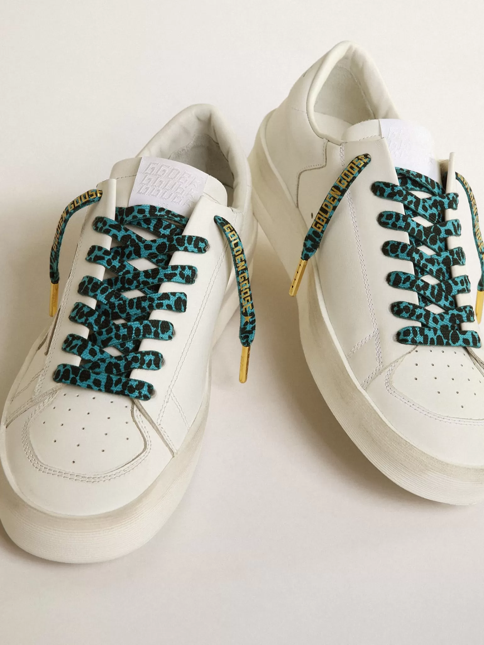Online Cadarços salpicados em azul e preto com logo dourado em contraste MULHER Cadarços | Cadarços