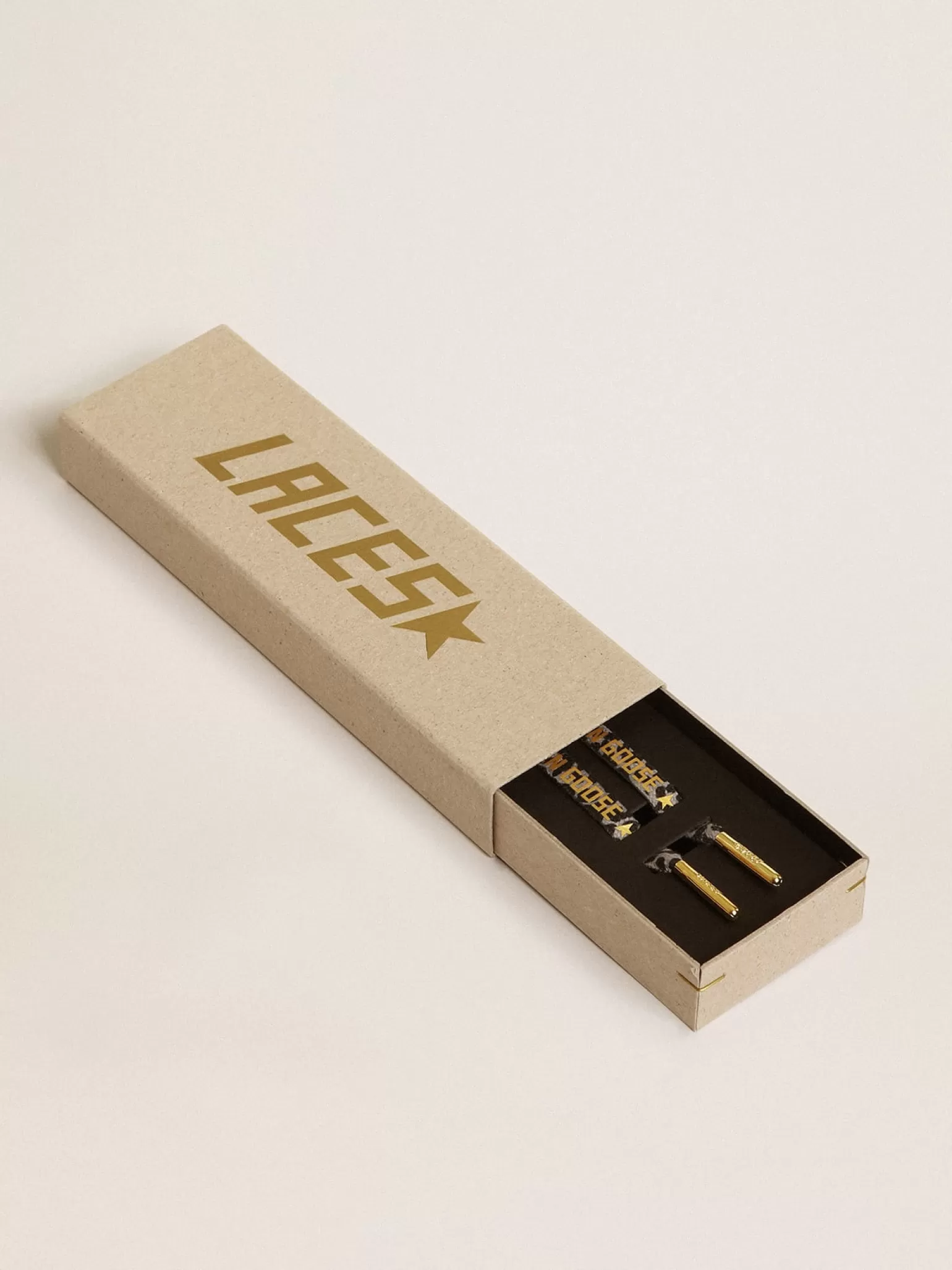 Fashion Cadarços salpicados em branco e preto com logo dourado em contraste MULHER Cadarços | Cadarços