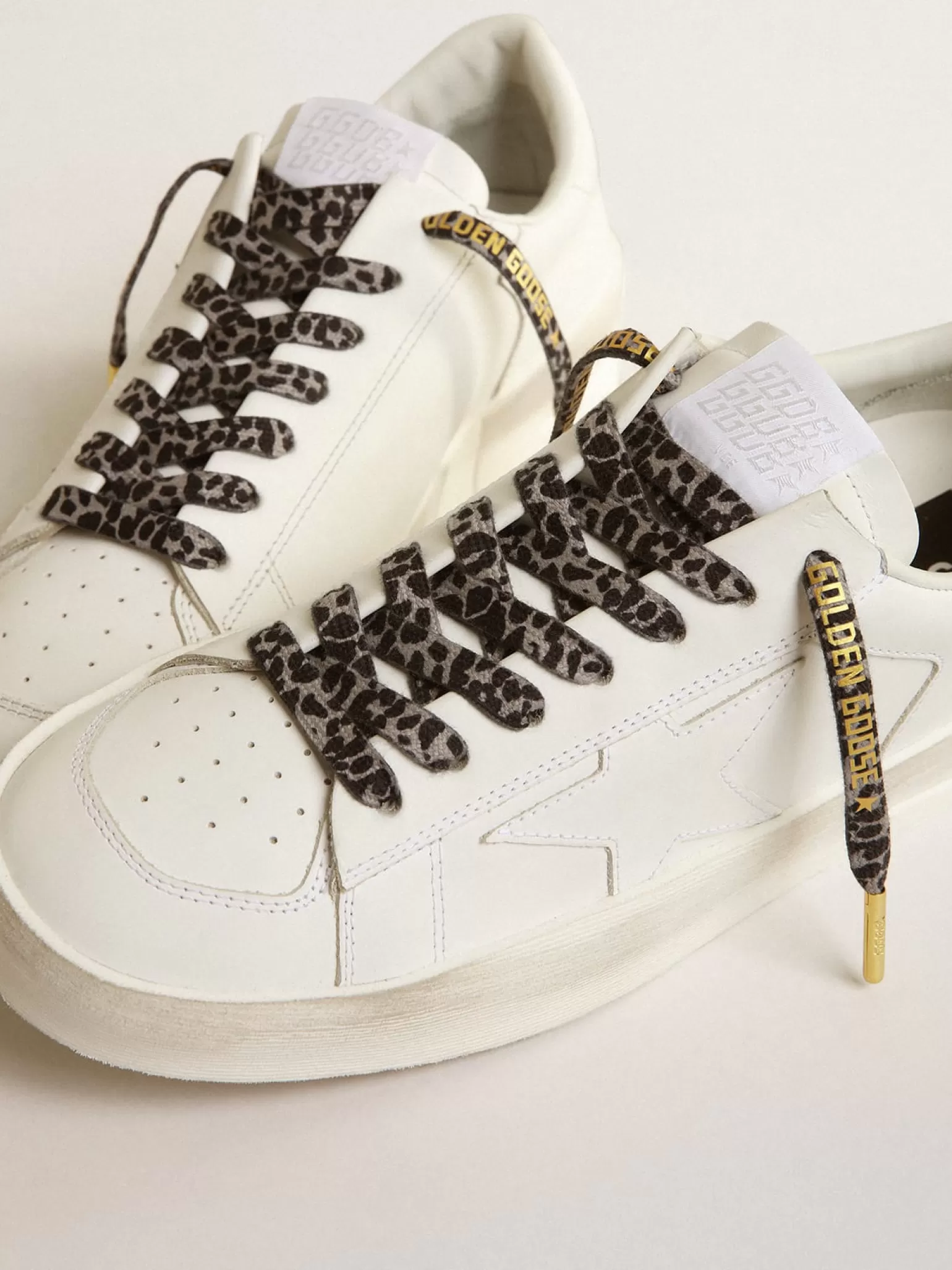 Fashion Cadarços salpicados em branco e preto com logo dourado em contraste MULHER Cadarços | Cadarços