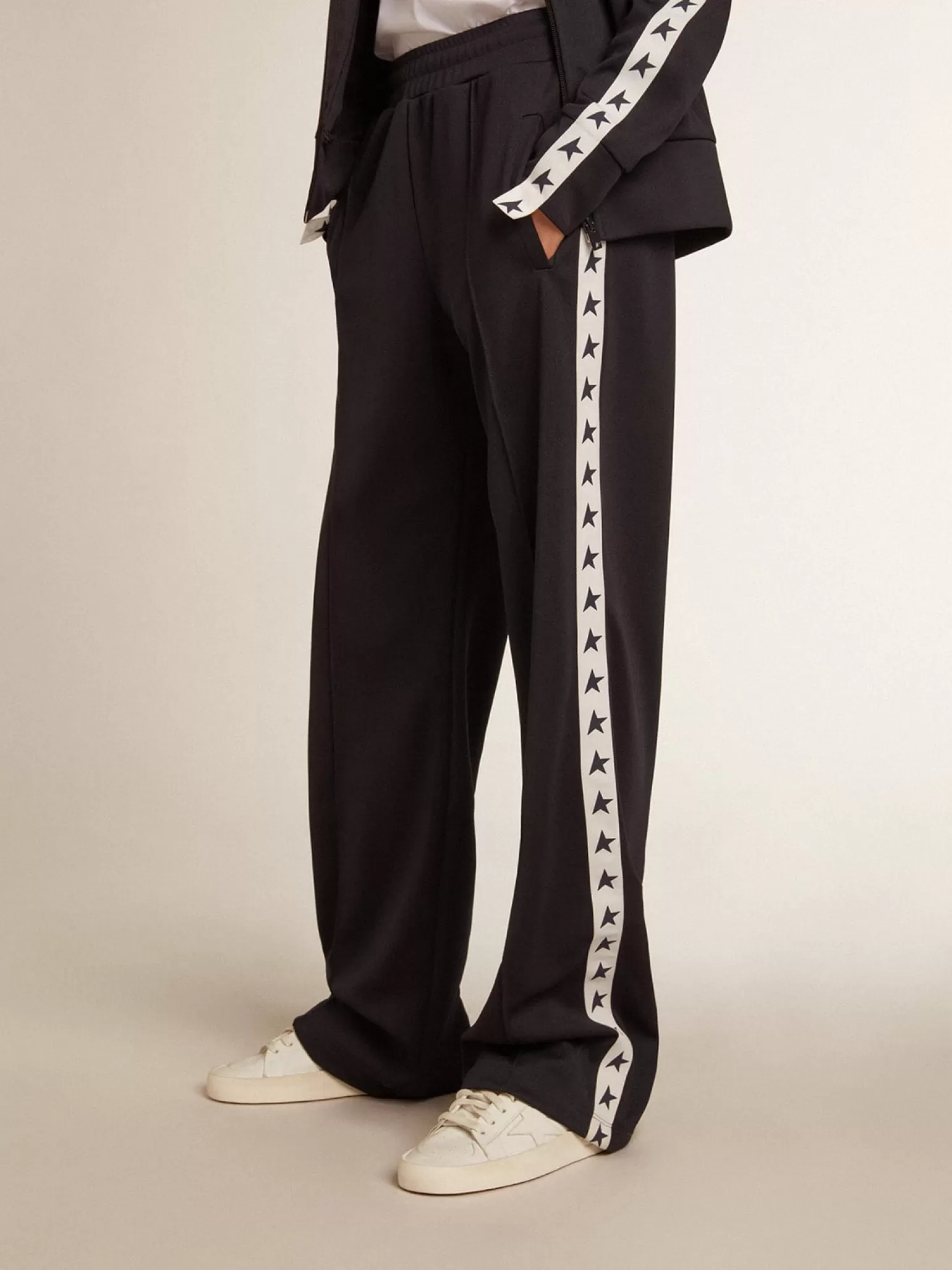 Online Calça de jogging azul-escura, fita branca e estrelas em contraste MULHER Jeans e calças