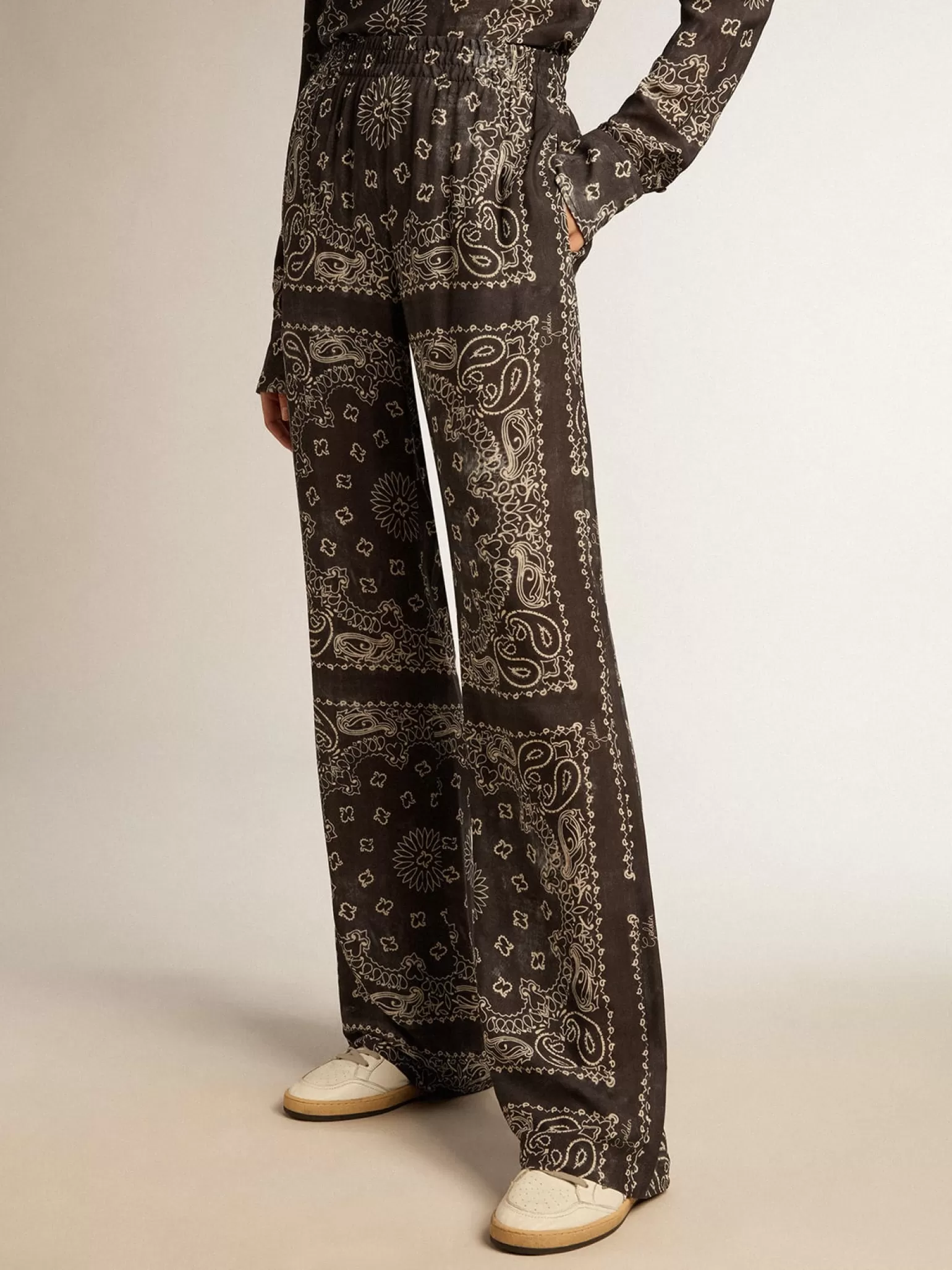 Shop Calça de jogging na cor antracite com estampa caxemira MULHER Jeans e calças