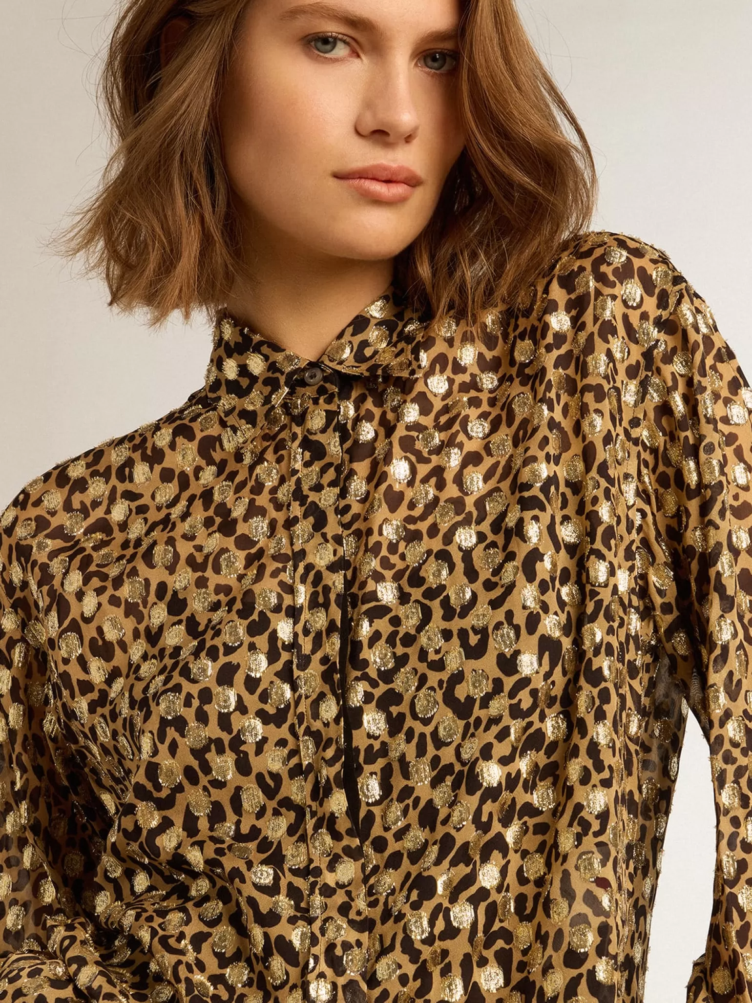 Outlet Camisa boyfriend feminina com estampa animal print e fio coupé dourado MULHER Camisas