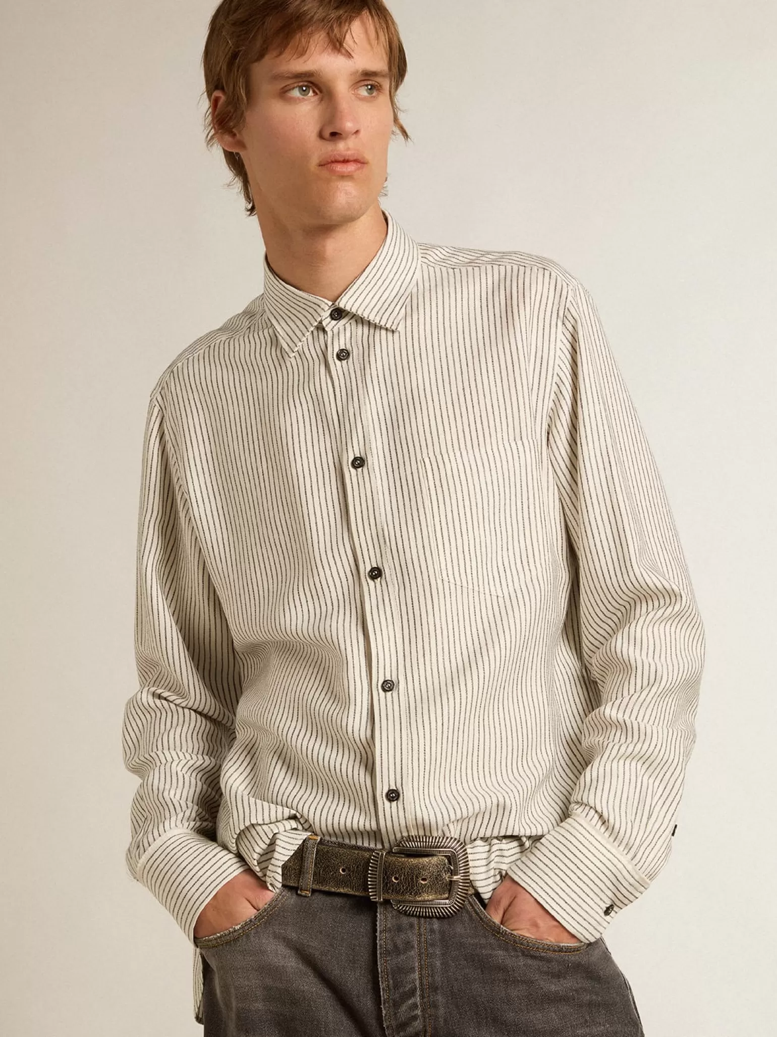 Clearance Camisa branca masculina de viscose com estampa de listras finas pretas Camisas
