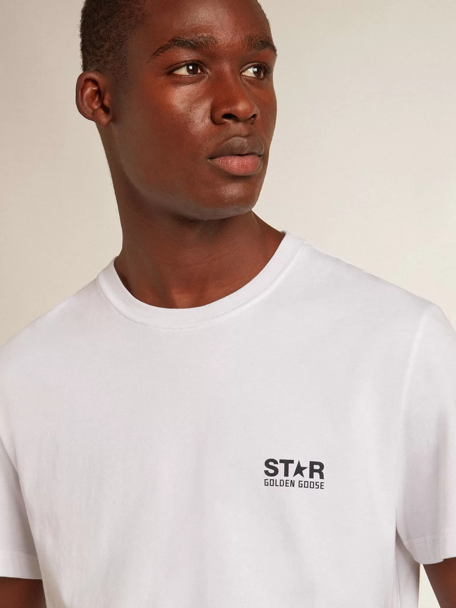 Best Camiseta branca masculina com estrela azul-escura nas costas Camisetas