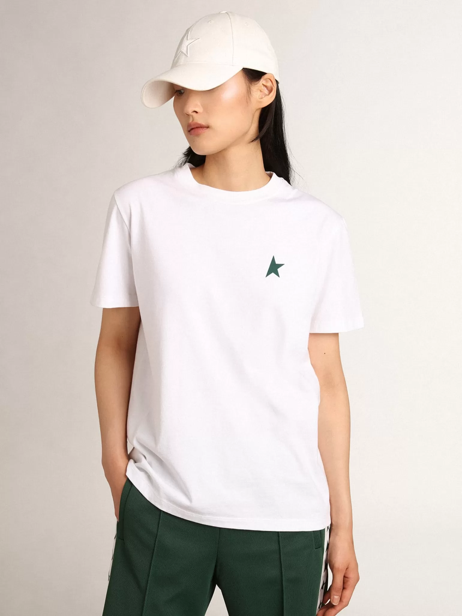 Discount Camiseta feminina branca com estrela verde na frente MULHER Camisetas