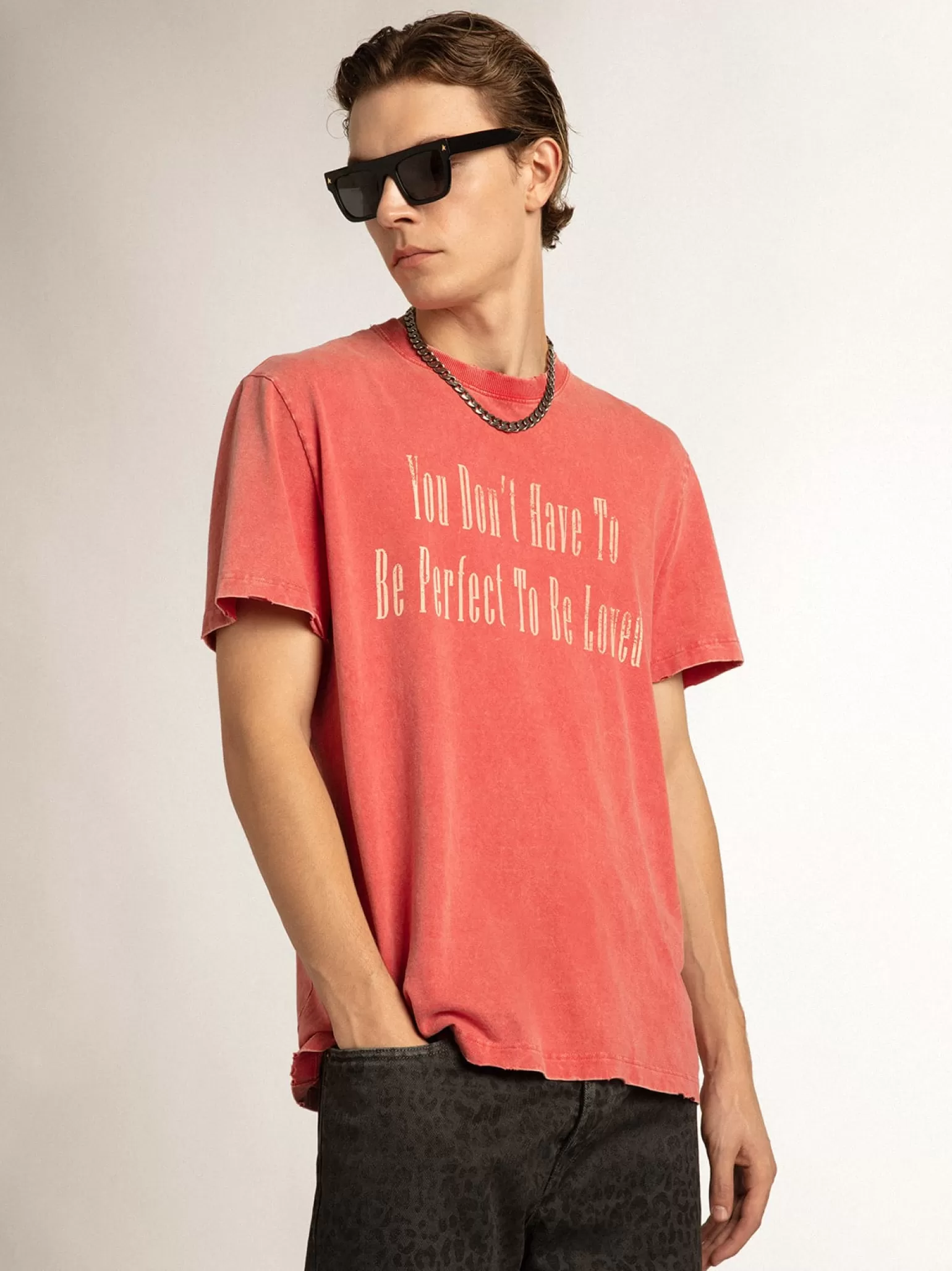 Shop Camiseta vermelha com escrita estampada na cor cru Camisetas