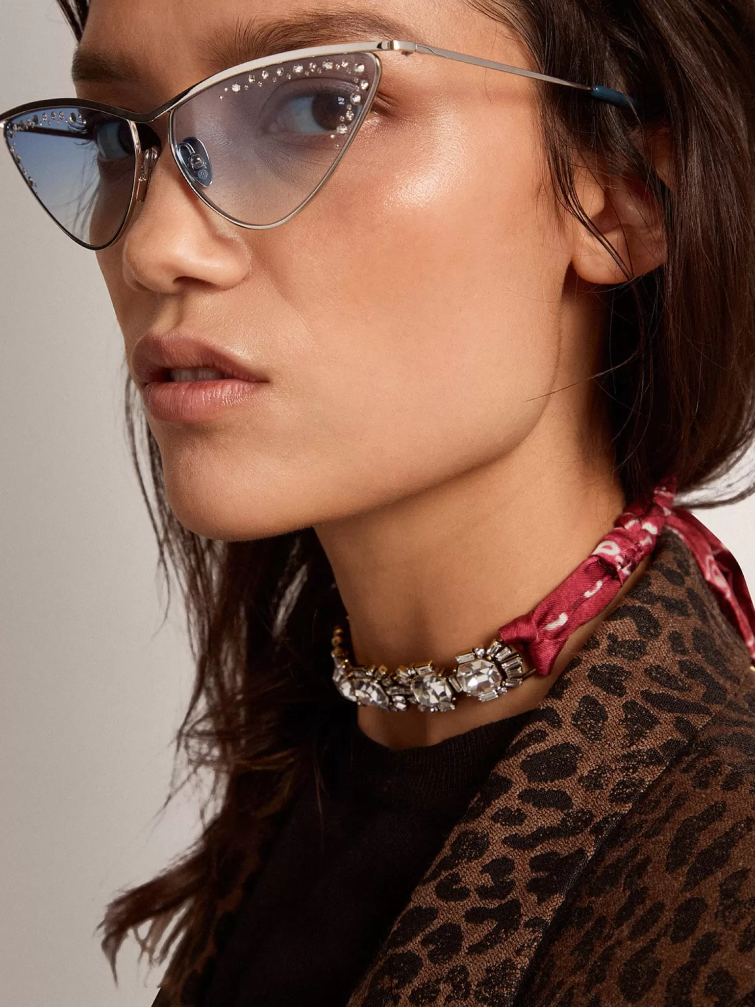 New Colar feminino na cor ouro velho com cristais e lenço estampado MULHER Joias