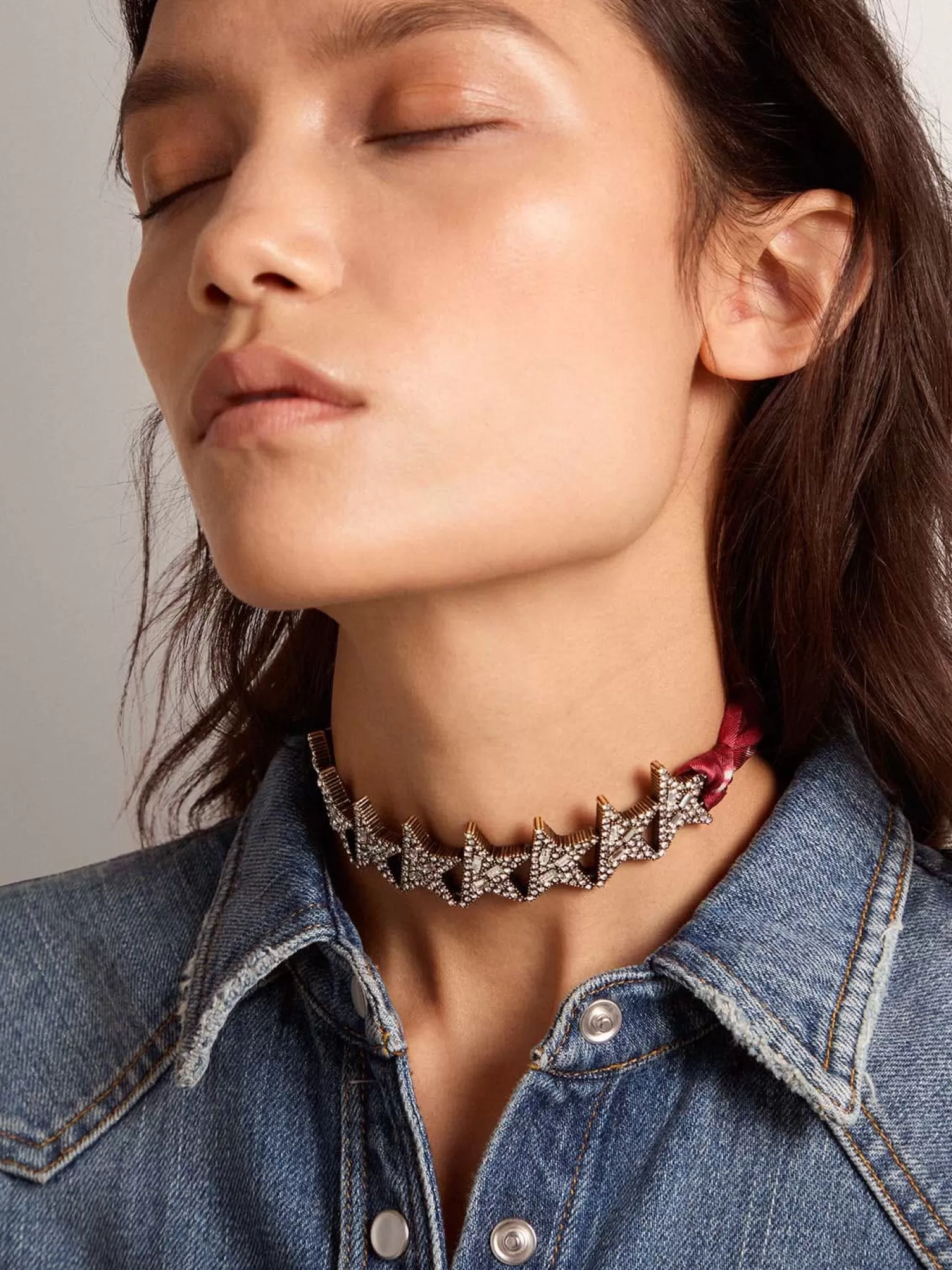 Sale Colar feminino na cor ouro velho com estrelas e cristais decorativos MULHER Joias