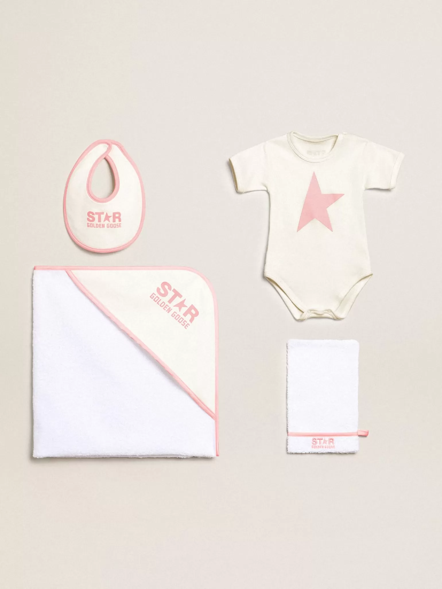 Shop Conjunto de presente branco com acabamento e logo rosa Recem-Nascidos