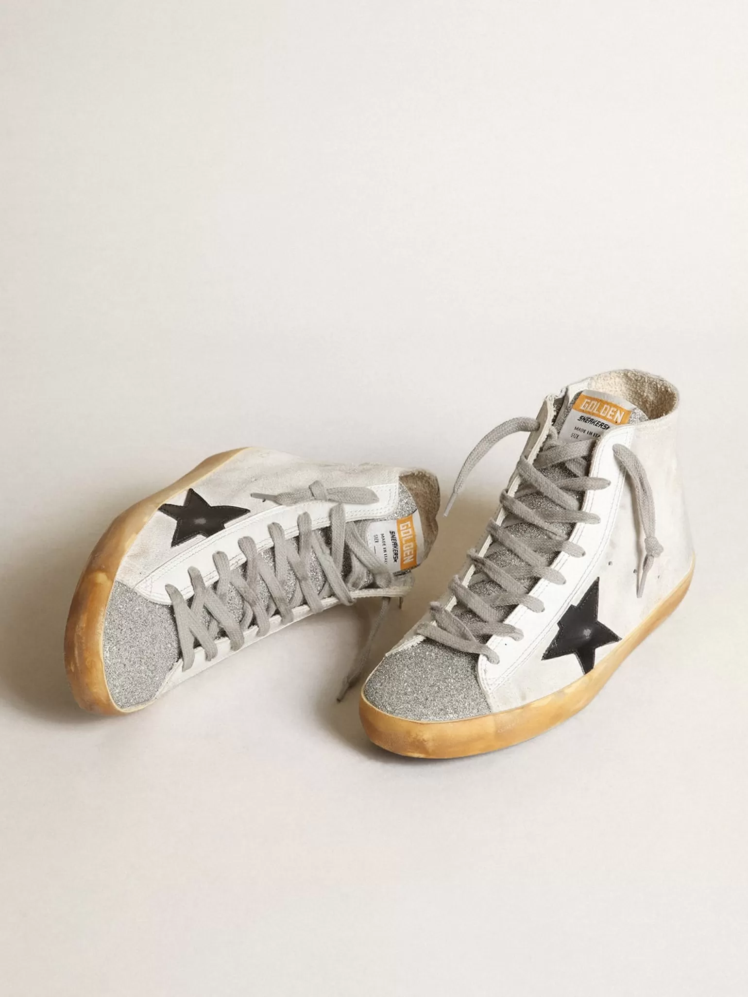 Shop Francy feminino de suede branco com estrela de couro preto MULHER Francy