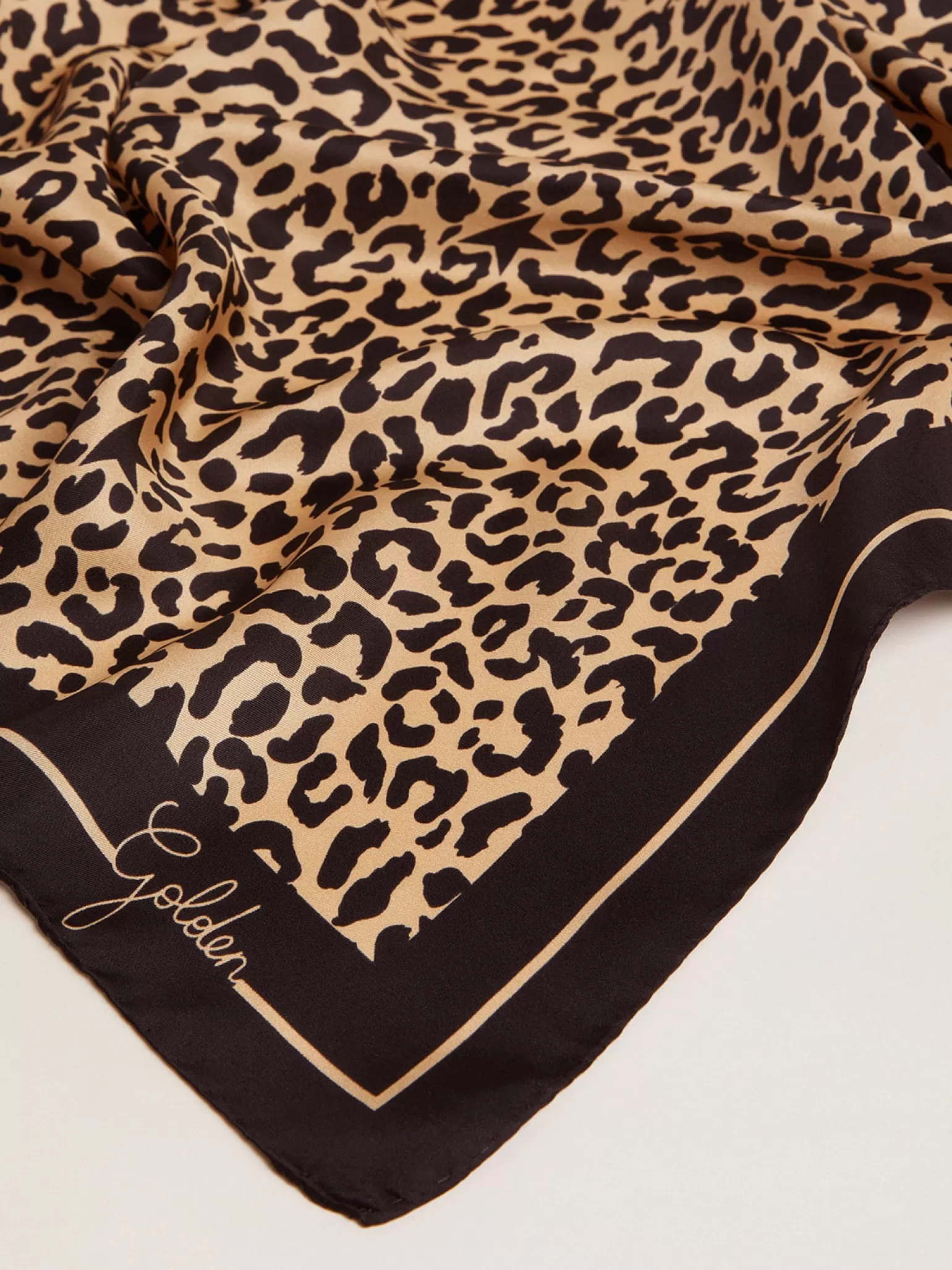 New Golden Collection scarf in with leopard print MULHER Sedas e Echarpes | Beachwear