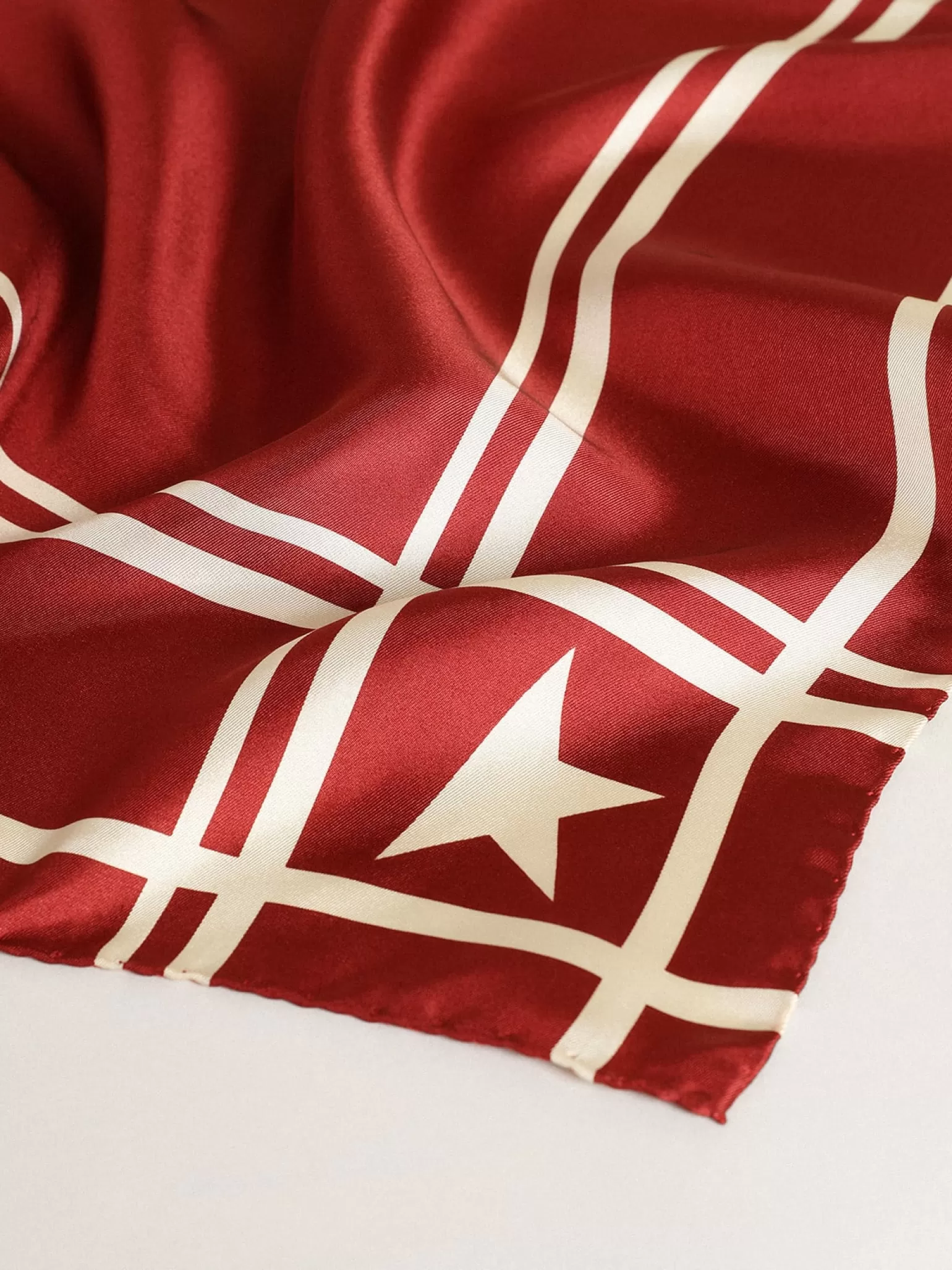Sale Lenço vermelho com listras e estrelas brancas contrastantes MULHER Sedas e Echarpes | Beachwear