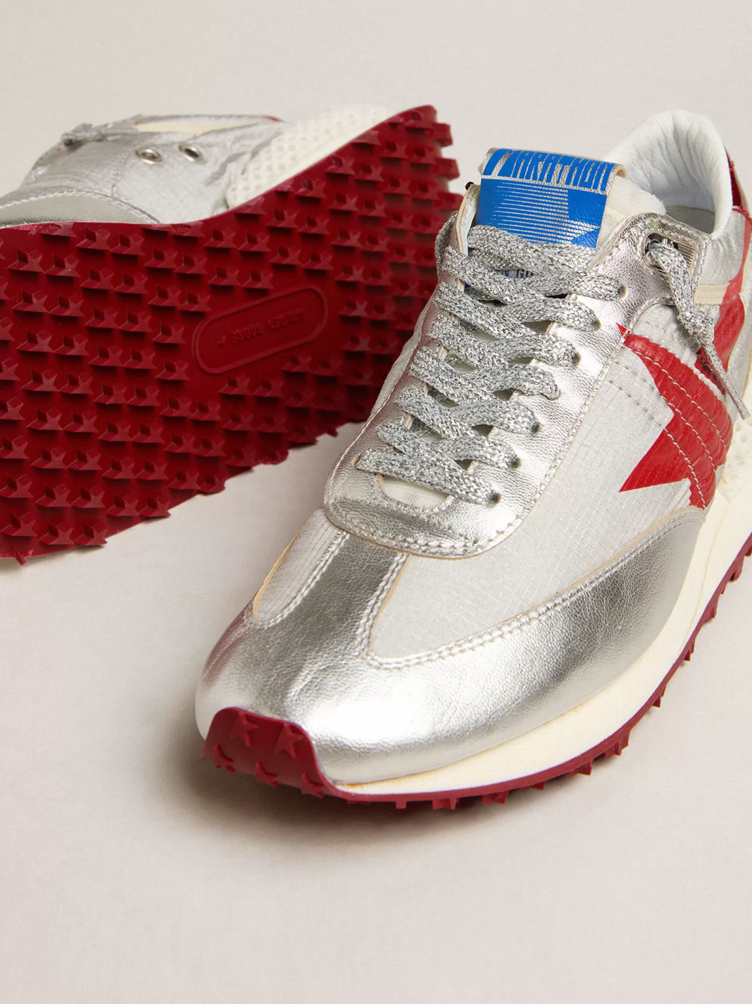 Online Marathon Masculino Exclusivo HAUS of Dreamers com cabedal de glitter prateado Marathon