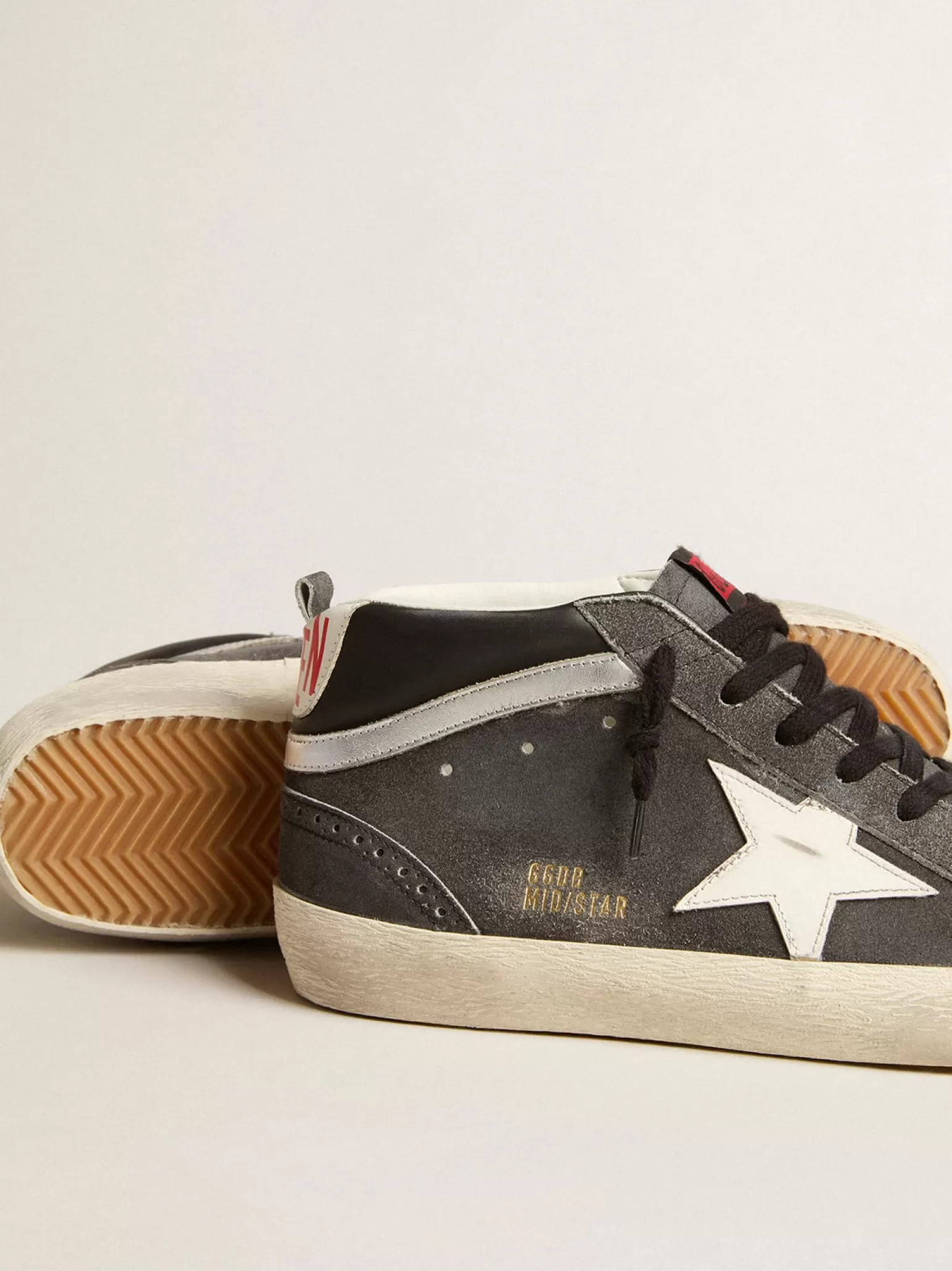 Cheap Mid Star de suede preto com estrela de couro branco e lista prateada Mid Star