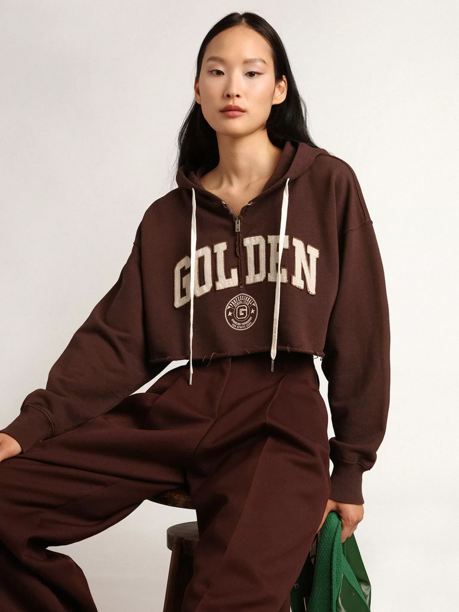 Sale Moletom cropped com capuz Coleção Journey na cor marrom castanha com inscrição Golden branca em contraste MULHER Moletons