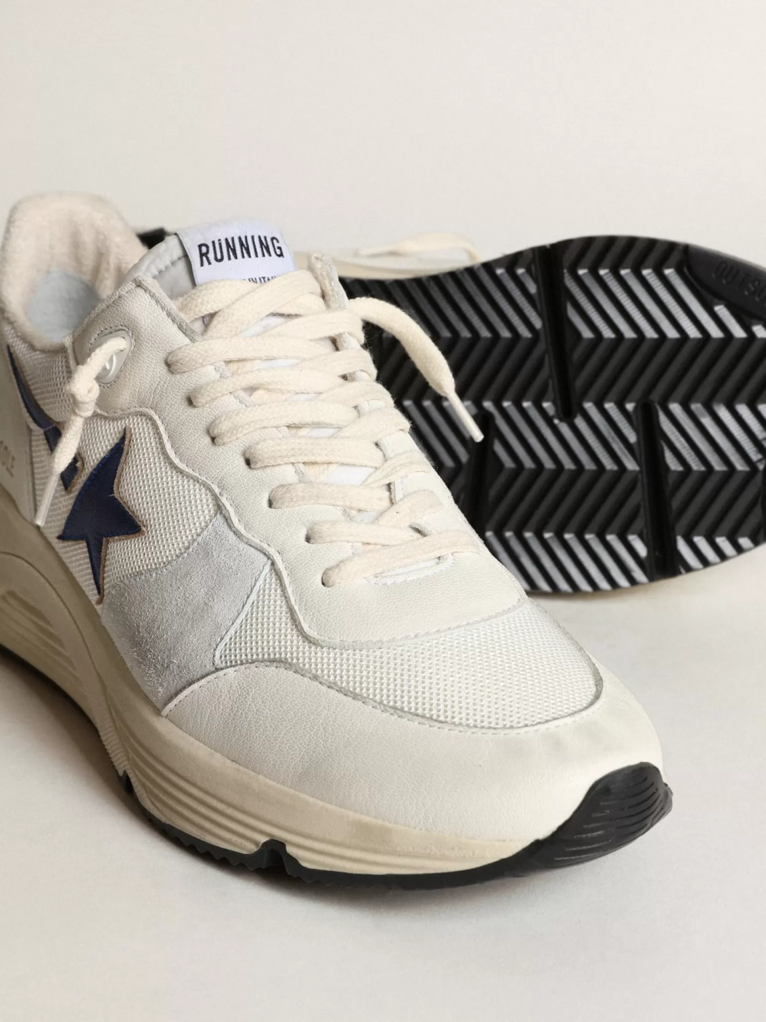 Store Running Sole de tela e napa brancas com estrela azul Running Sole