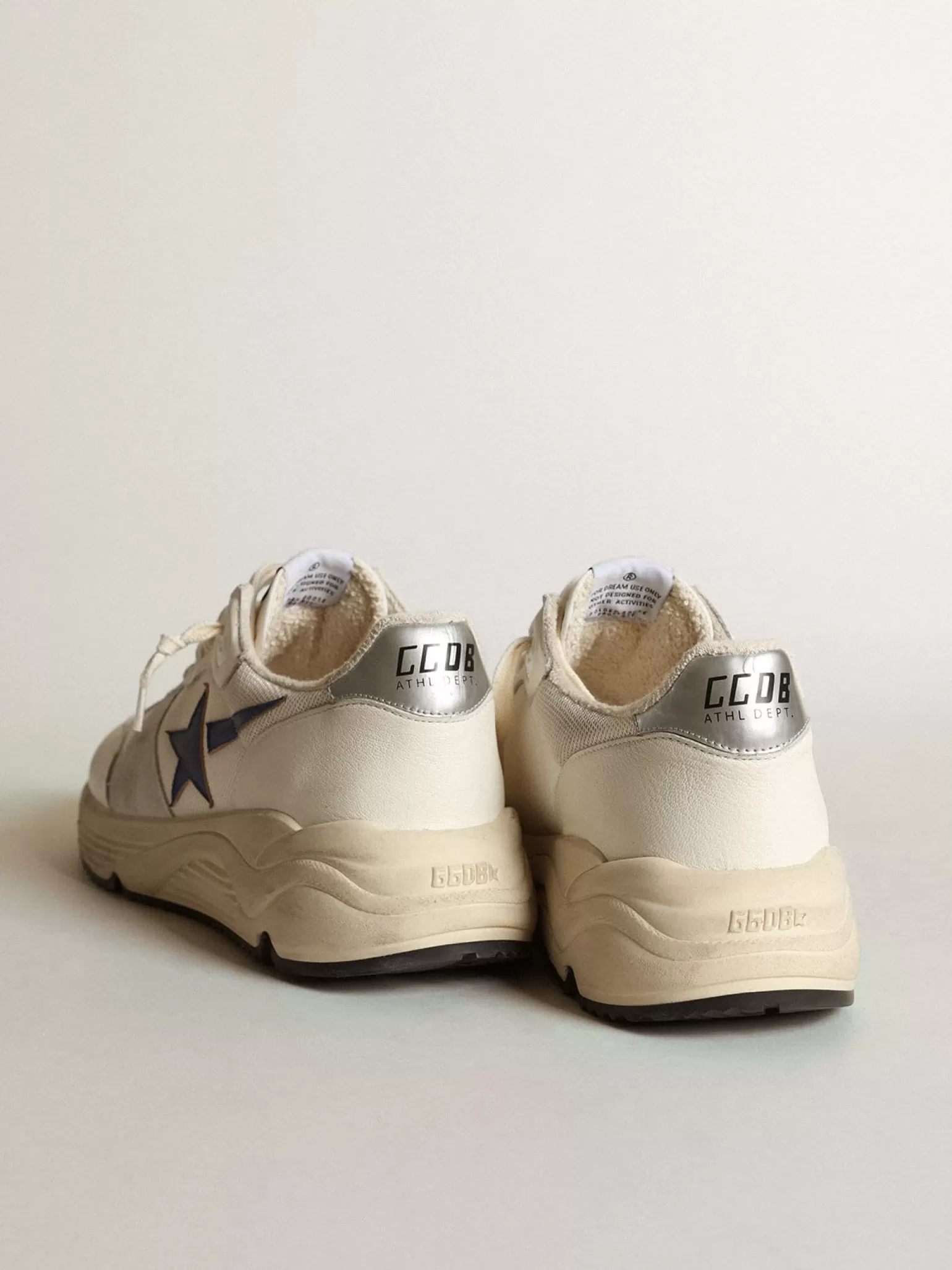 Store Running Sole de tela e napa brancas com estrela azul Running Sole