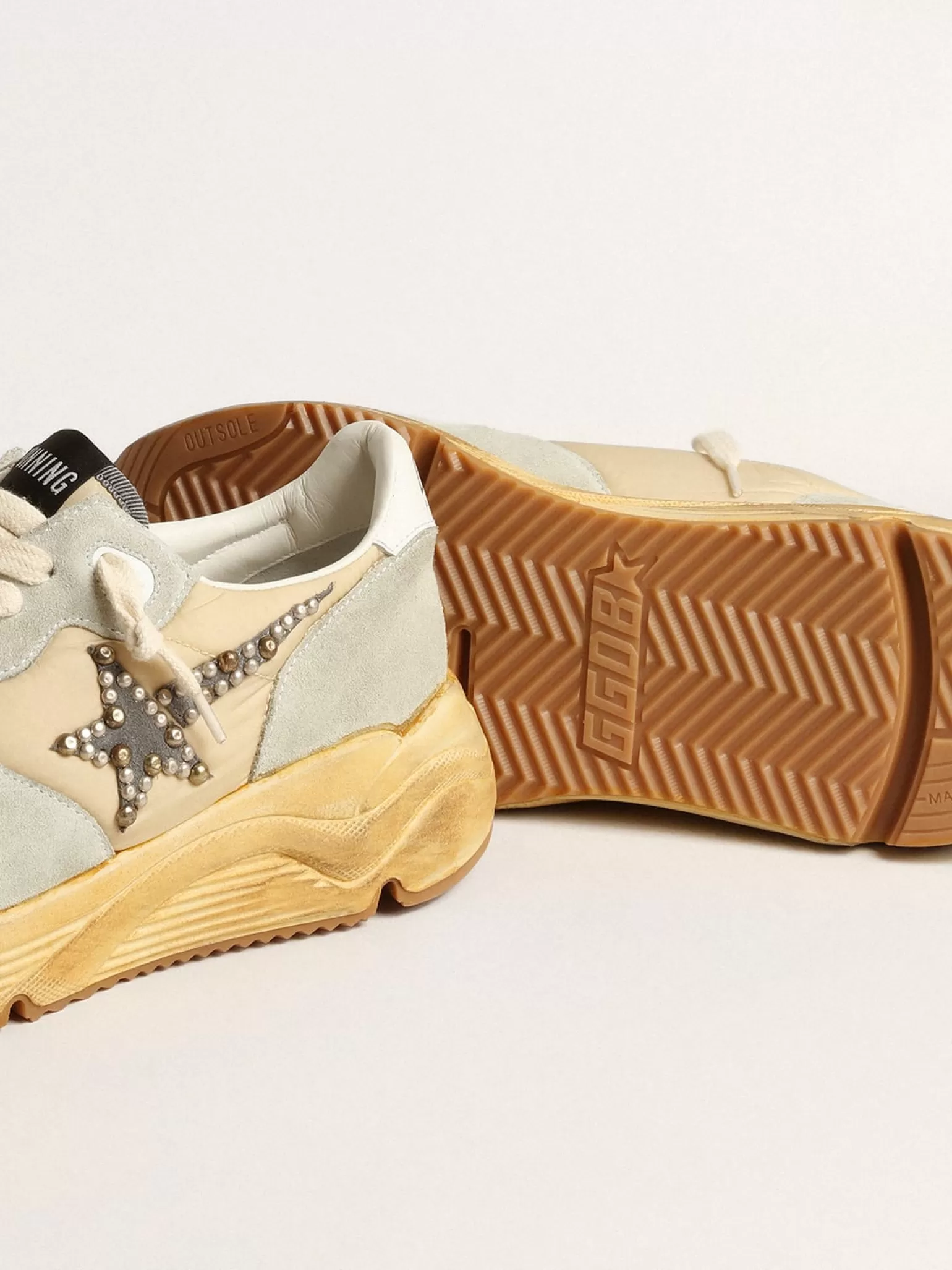 Outlet Running Sole Feminino cor gelo com estrela de suede com tachas MULHER Running Sole
