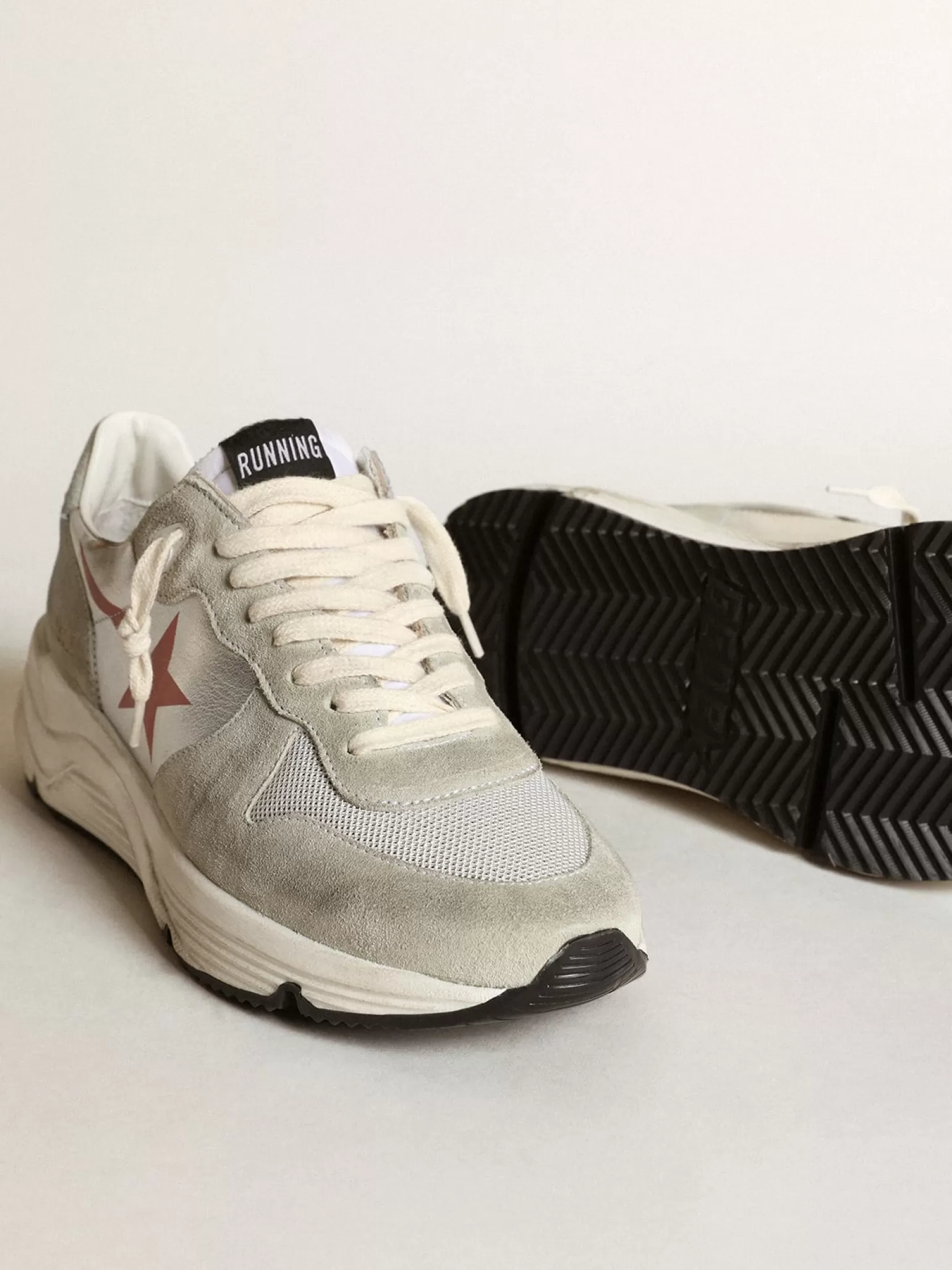 Hot Running Sole feminino de couro prateado com inserções cinza gelo MULHER Running Sole