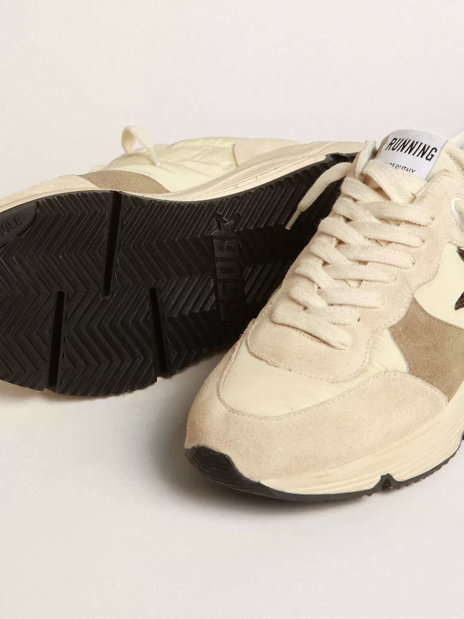Sale Running Sole LTD de náilon e suede creme com estrela de glitter MULHER Running Sole