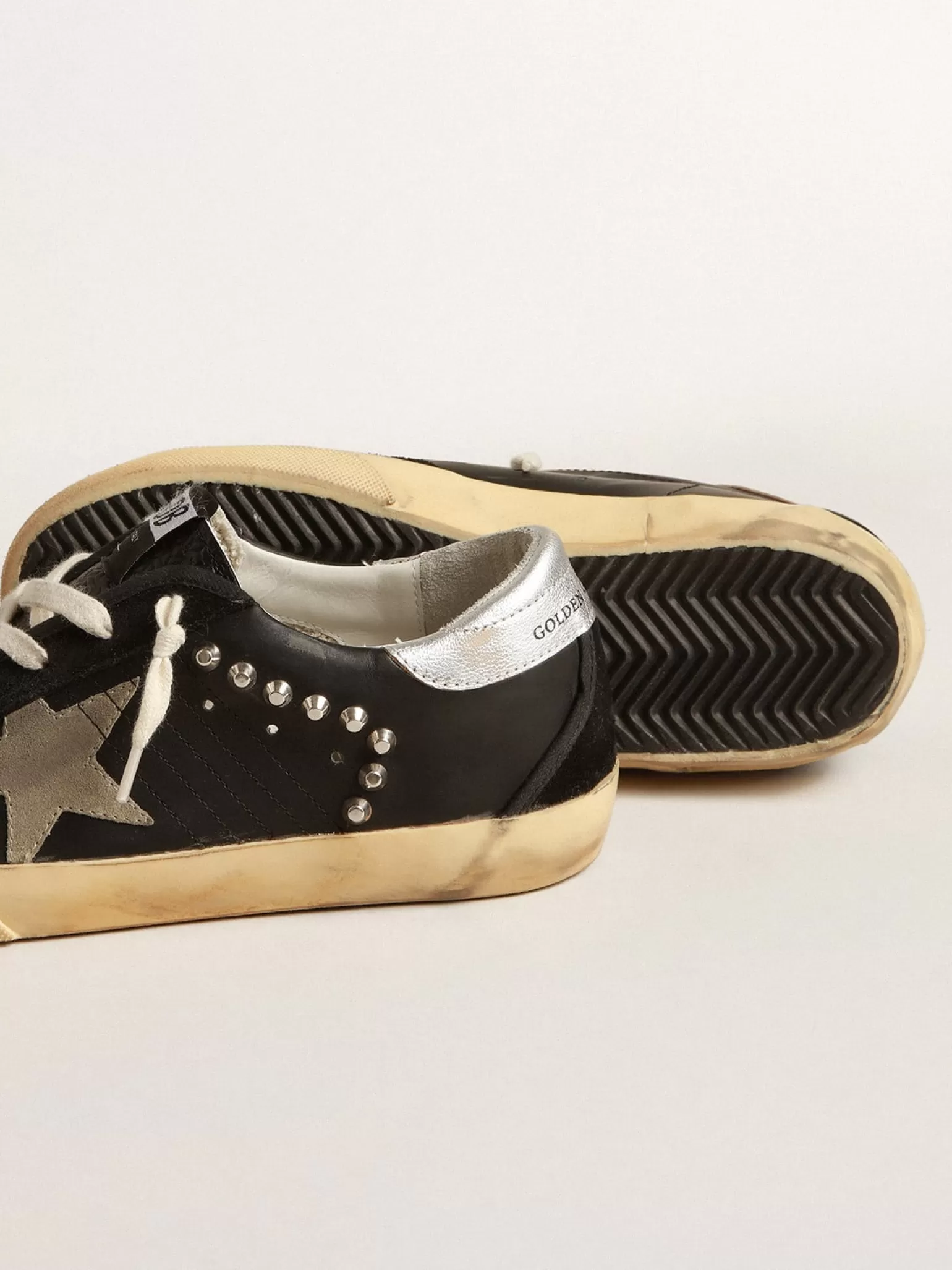 Sale Super-Star Masculino de couro e suede pretos com tachas prateadas Super-Star