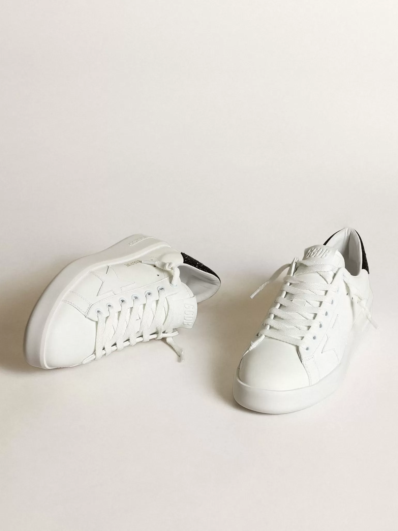 Shop Tênis Purestar de couro branco com estrela tom sobre tom e talão com cristais Swarovski pretos MULHER Purestar