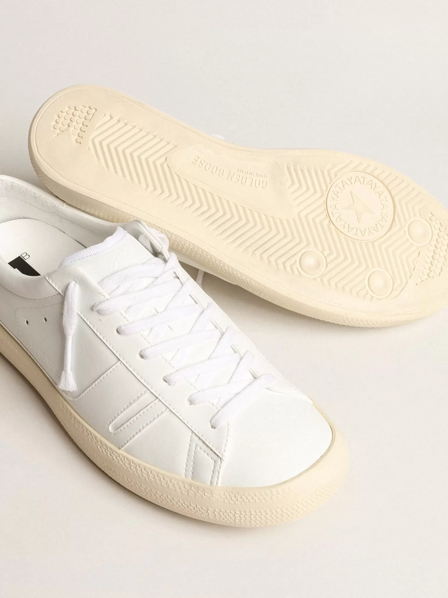 Clearance Tênis Yatay Model 1B sustentável com cabedal branco realizado em material biobaseado e Y branco MULHER Sustentável | Sustentável
