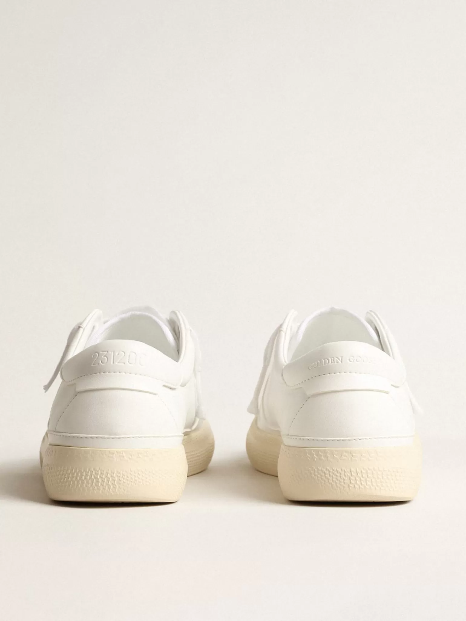 Clearance Tênis Yatay Model 1B sustentável com cabedal branco realizado em material biobaseado e Y branco MULHER Sustentável | Sustentável