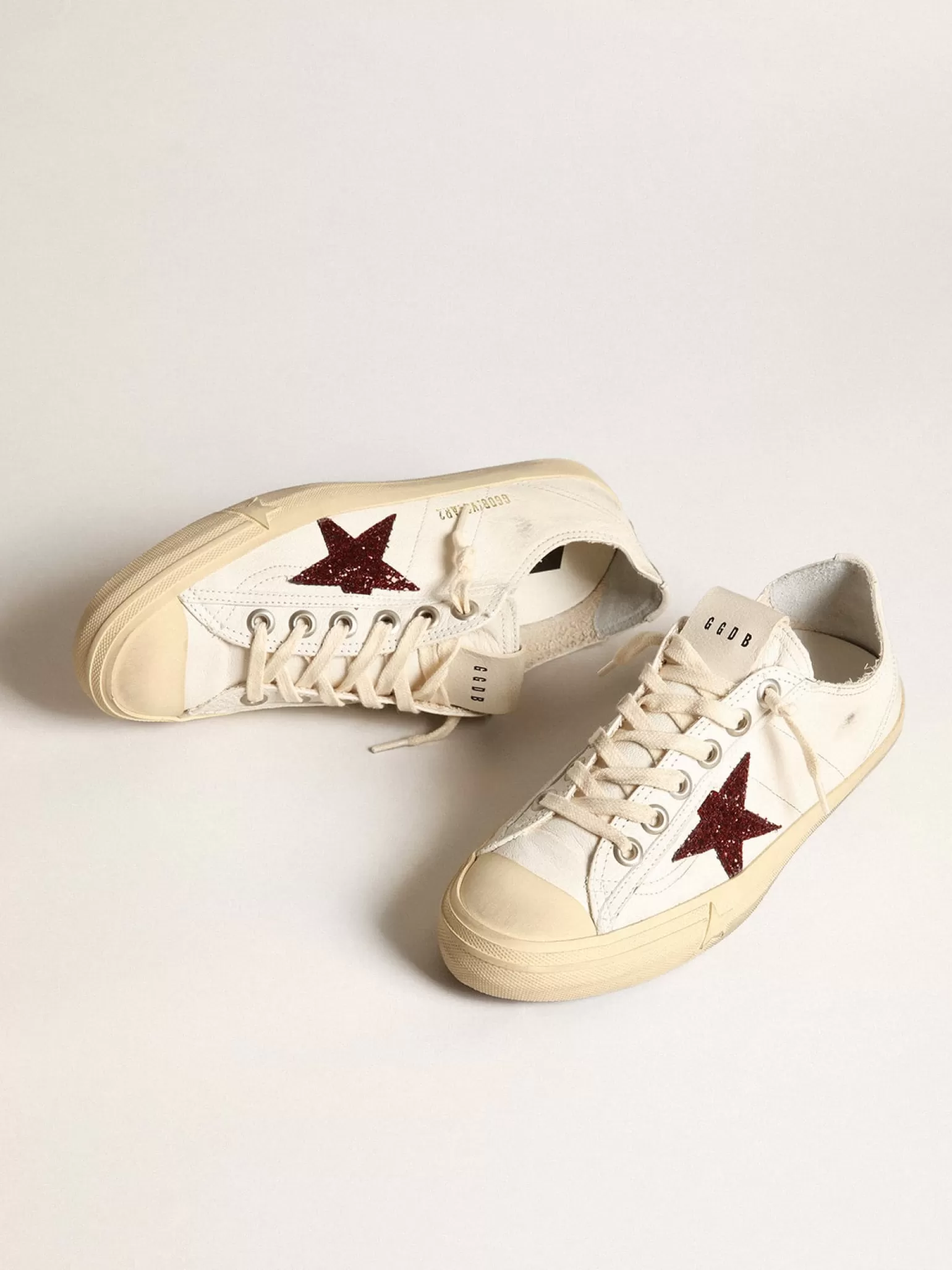 Hot V-Star feminino de napa branca com estrela de glitter vermelho MULHER V-Star