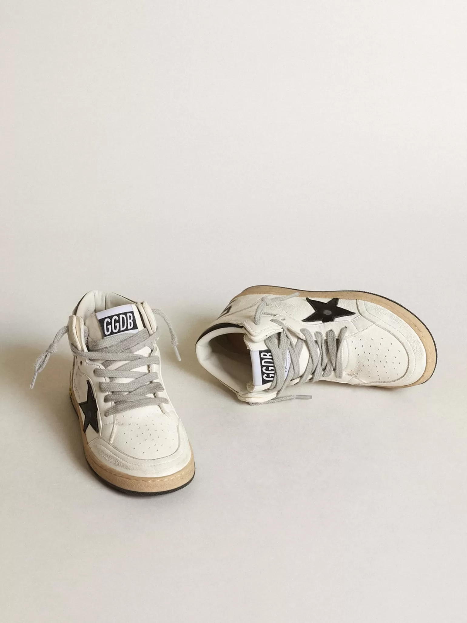 Discount Young Sky-Star de napa branca com estrela e talão pretos Meninas (4-10 anos) | Meninos (4-10 anos)